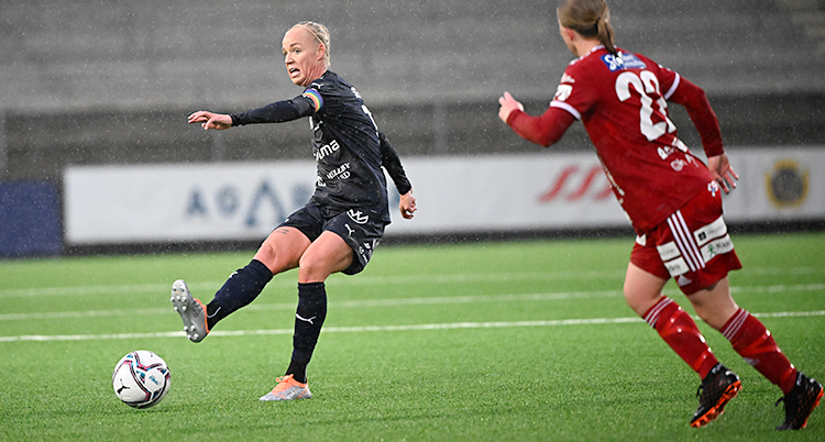 Caroline Seger passar bollen i en match i fotboll.
