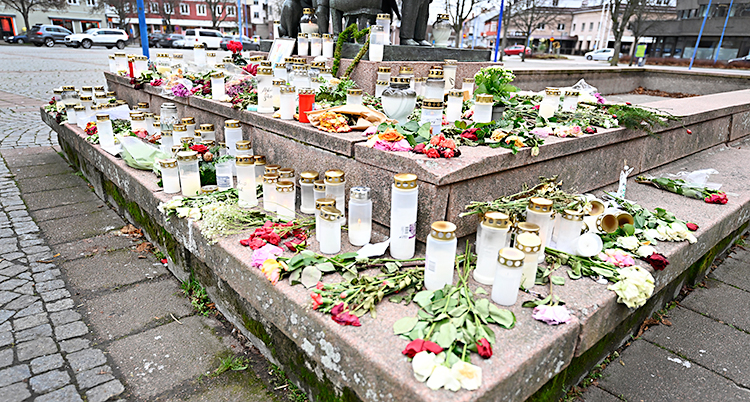 På ett torg i Vetlanda har människor ställt upp ljuslyktor och lämnat blommor.