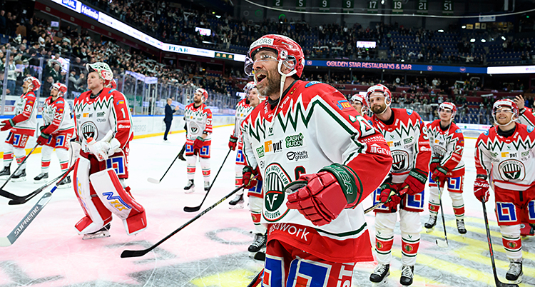 Flera ishockeyspelare är på isen.
