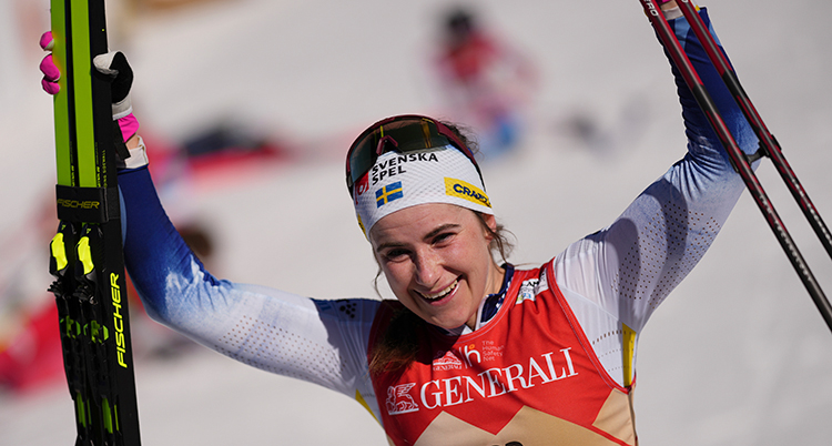 Ebba Andersson sträcker armarna i luften.