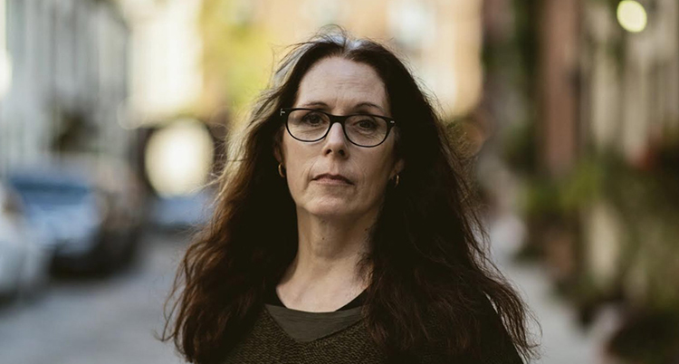 Laurie Halse Anderson tittar in i kameran.