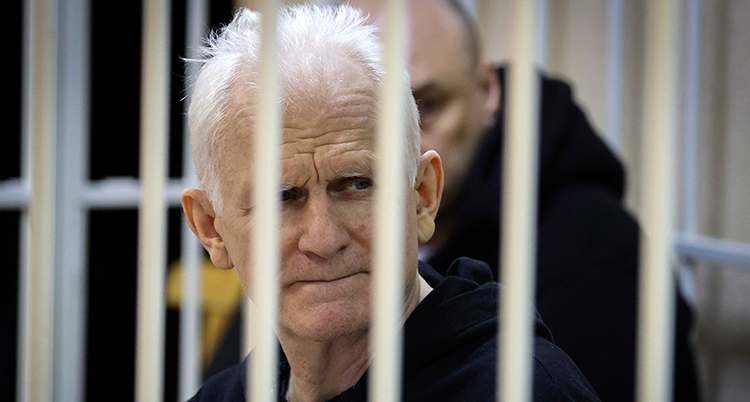 Ales Bialiatski bakom galler.