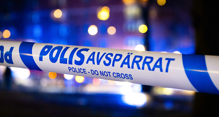 Ett band där det står polis.