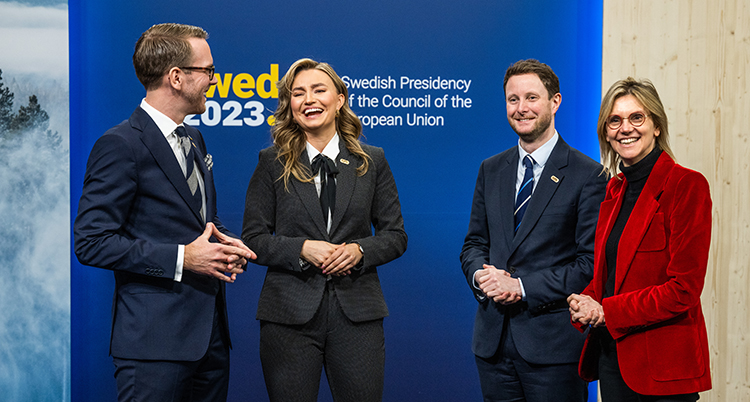 Fyra personer står bredvid varandra.