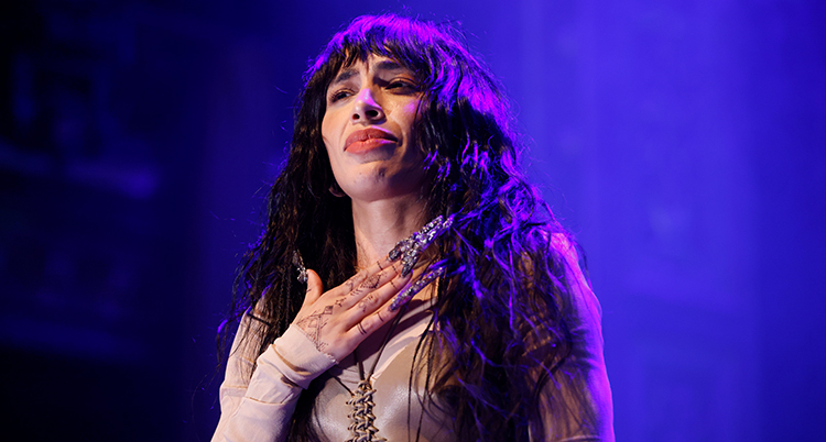 Loreen efter vinsten. Hon håller en hand mot bröstet och ser allvarlig ut.