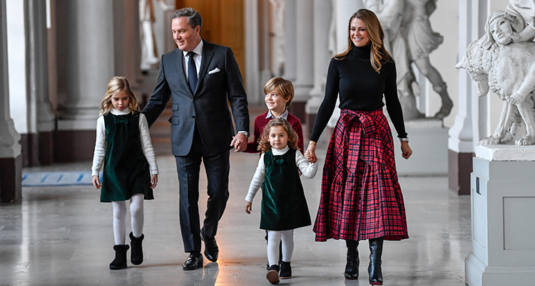 Familjen kommer gående på slottet.