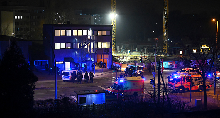 Det är mörkt. Ljus från bilarna syns.