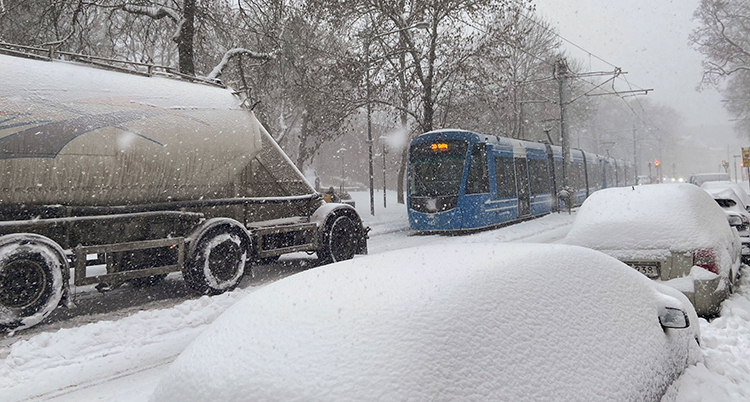 Snö på en gata i stockholm.