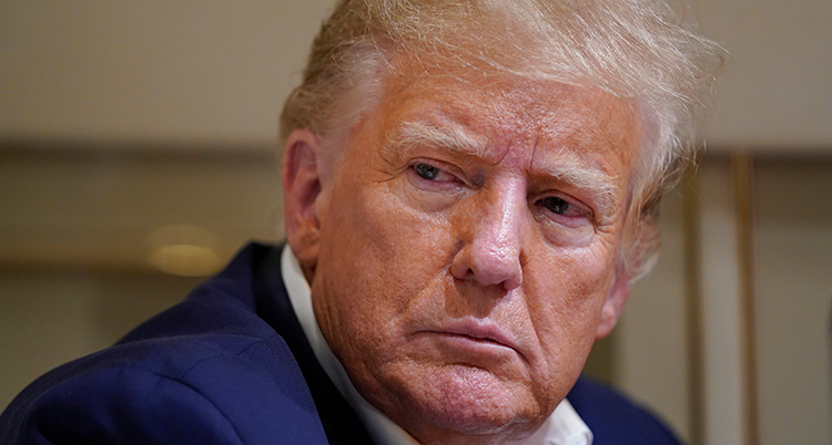 Närbild på Donald Trumps ansikte. Han lyssnar på någon.