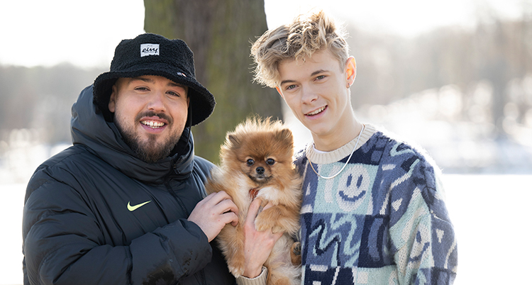 De har en liten hund mellan sig.