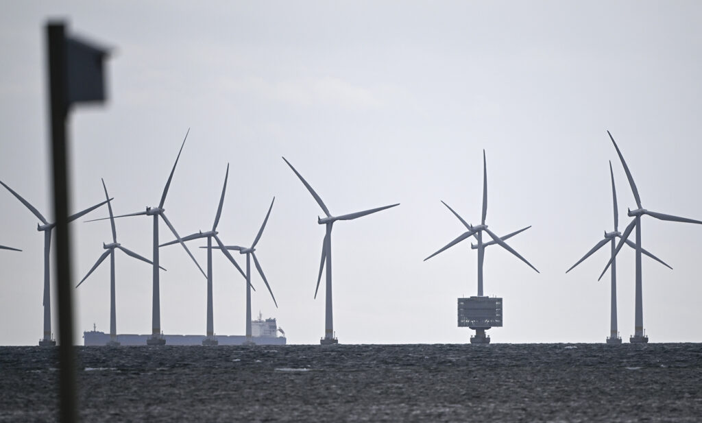 Flera pelare med snurror står i havet.