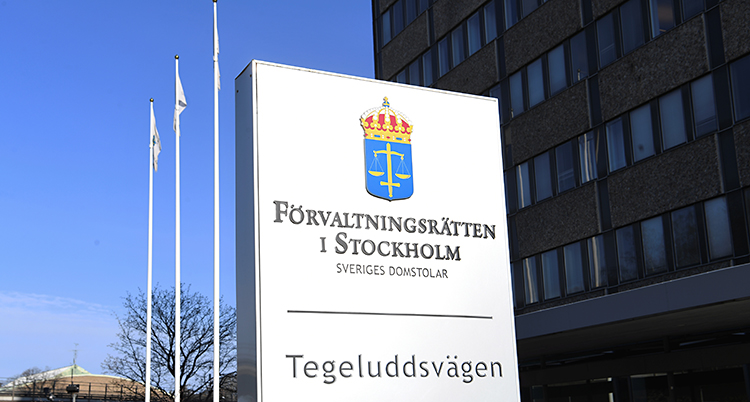 En bild på en skylt där det står Förvaltningsrätten. Skylten är utanför ett stort hus.
