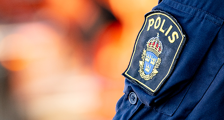 En närbild på polismärket på en polisskjorta.