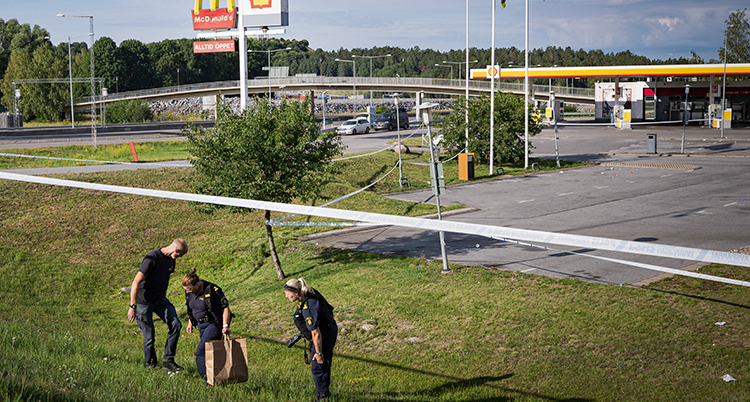 Poliserna undersöker marken.