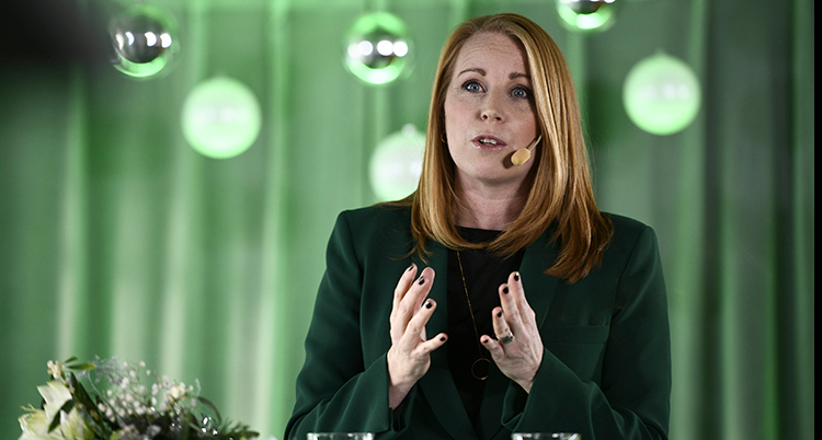 Annie Lööf pratar.