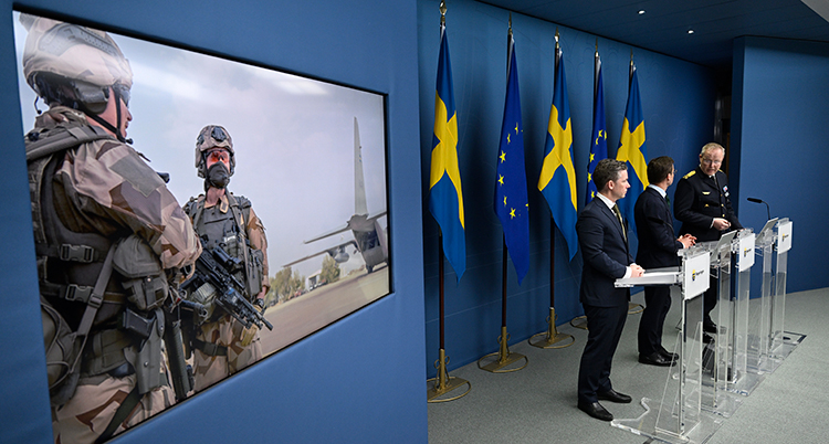 politiker har presskonferens.