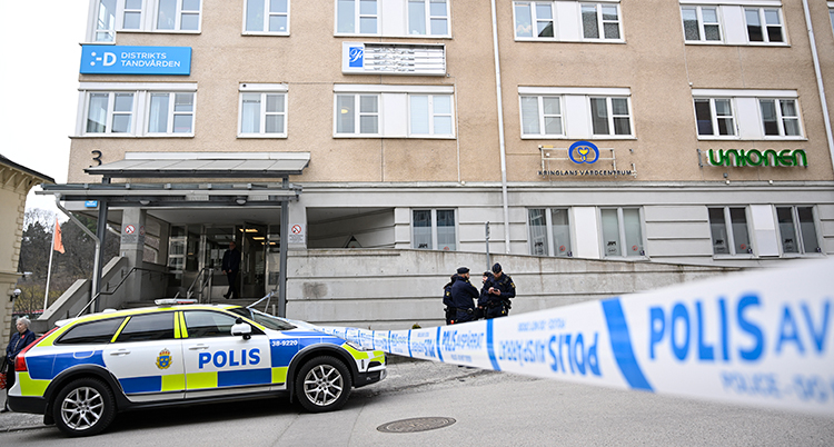 En avspärrning och en polisbil utanför platsen där pojken rymde.