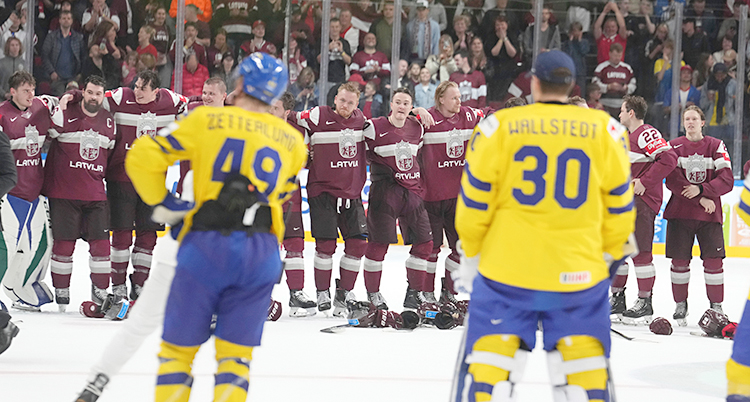 Matchen är slut. Spelarna står på planen.