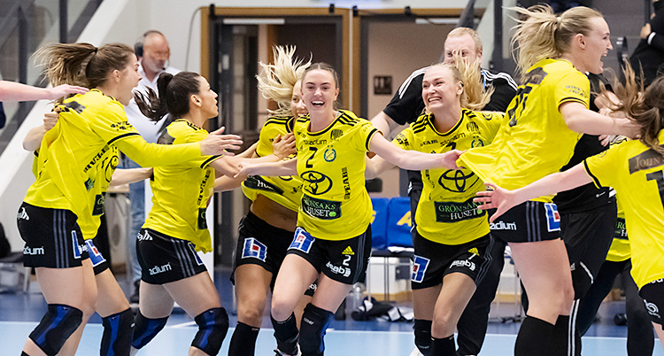 Matchen är slut. Spelarna i Sävehof är glada och firar tillsammans.