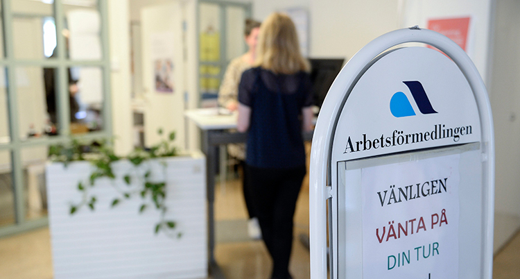 En skylt där det står Arbetsförmedlingen.