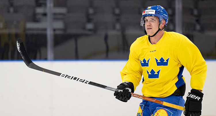 Jakob Silfverberg i landslagets tröja med klubba i luften.