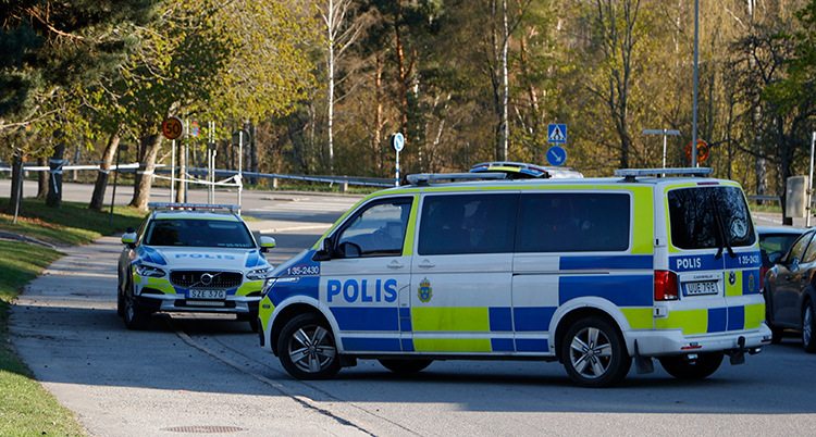 Två polisbilar på en gata.