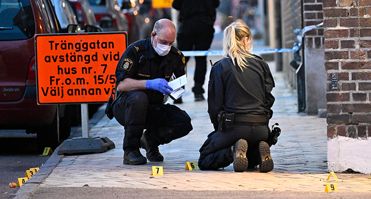 Två poliser som har handskar på sig.