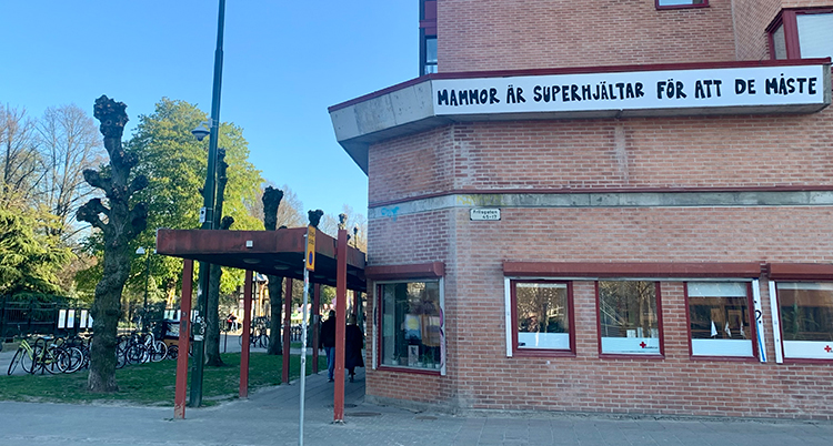Ett tegelhus med en skylt på.