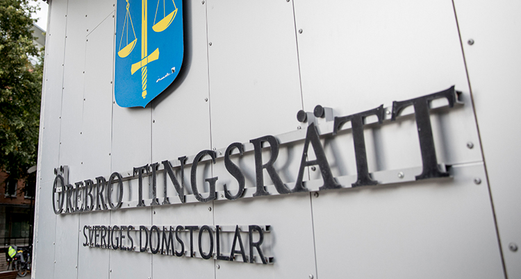 En vägg av huset där domstolen finns.