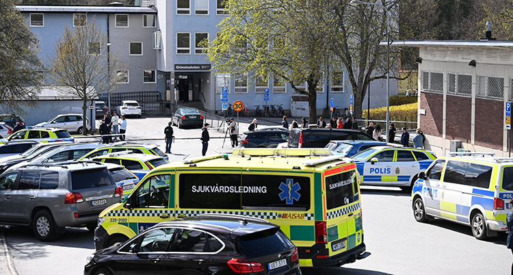 Polisbilar utanför skolan.