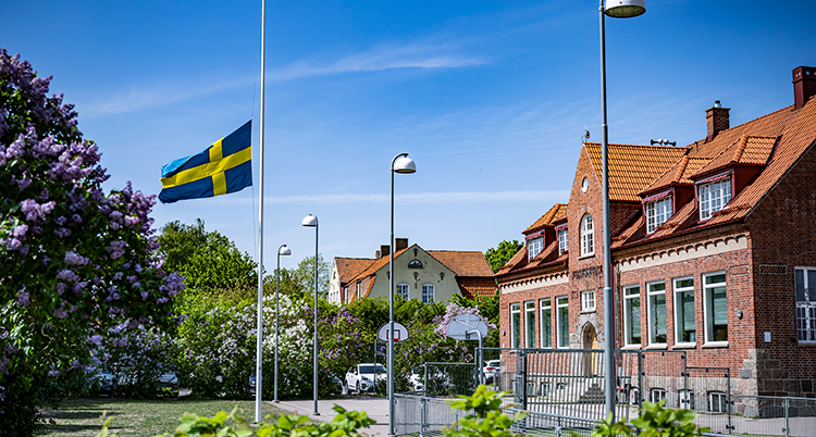 Flaggan är på halv stång utanför skolan.
