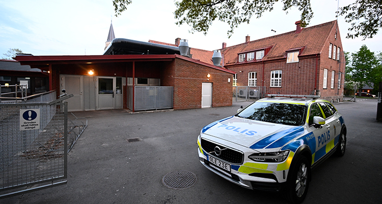Bilens lampor lyser- Bakom syns skolan.