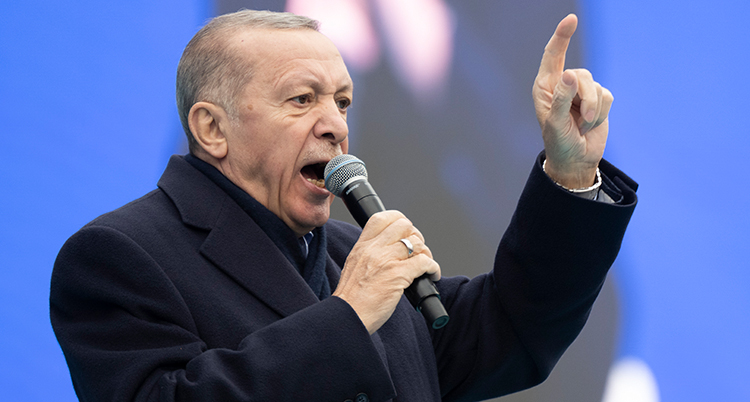 Erdogan höjer ett finger samtidigt som han pratar.