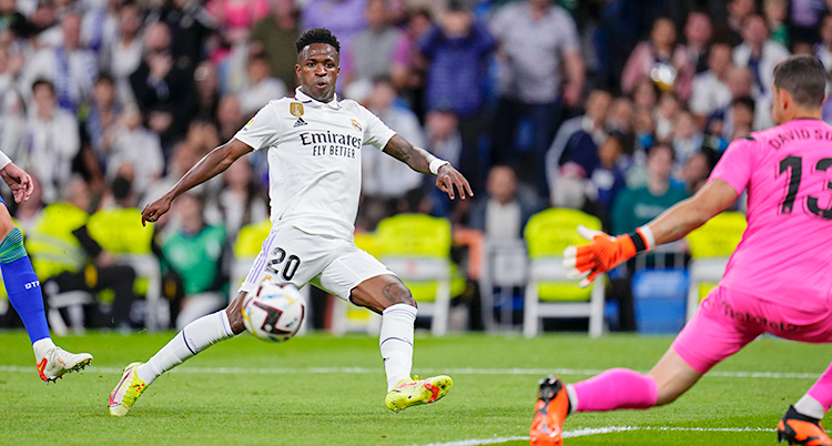 Från en match i fotboll. Vinicius Junior skjuter bollen mot mål.