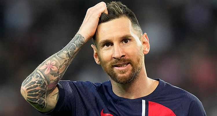 Messi kliar sig i huvudet under en match.