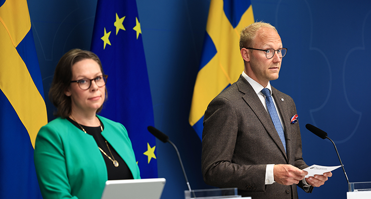De två står vid varsin talarstol.