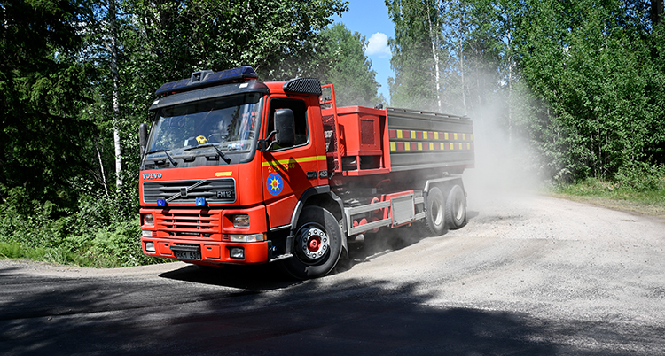 En brandbil kör på en väg.