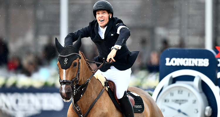 Ryttaren Henrik von Eckermann rider på en häst.
