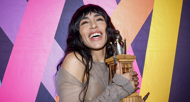 Glad Loreen har statyett i famnen.
