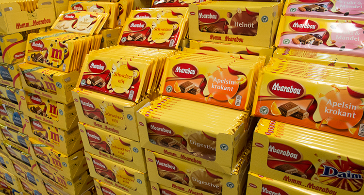 Högar med chokladkakor av märket Marabou.