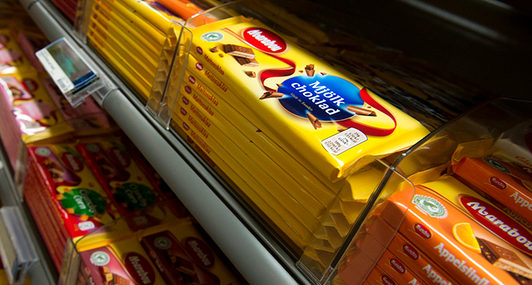 Marabous choklad i en hylla i en affär.