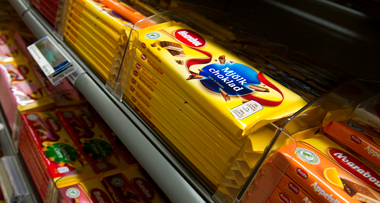 Chokladkakor ligger i högar på en hylla i en affär