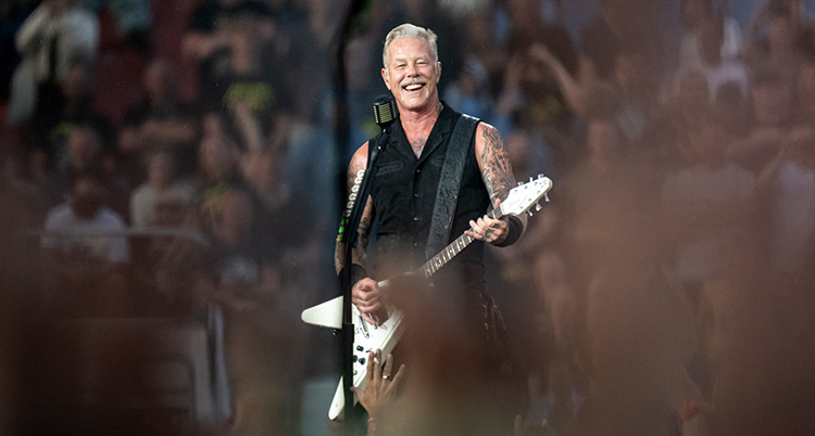 Metallicas sångare James Hetfield på scen med elgitarr.