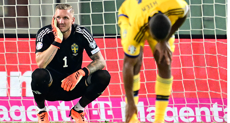 Målvakten Robin Olsen sitter på huk i målet.