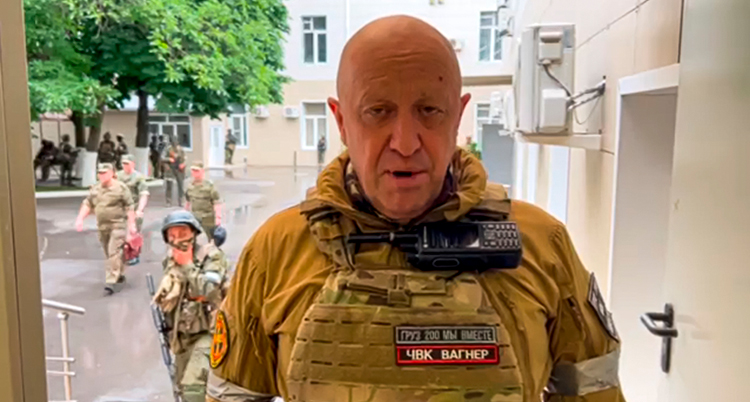 En äldre man i militärkläder.