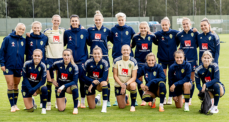 Laget står uppställt och spelarna ler mot kameran.