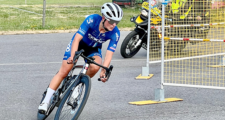 Hon cyklar i en tävling.