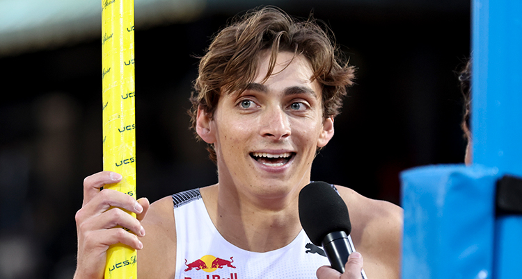 Armand Duplantis pratar i mikrofon.