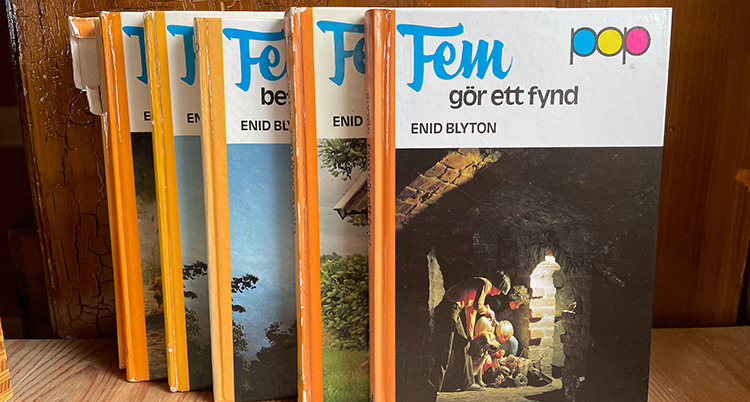 Flera böcker på rad.