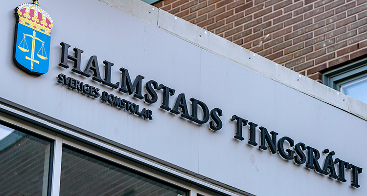 Skylt med Halmstads tingsrätt.